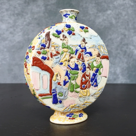 Antique Japanese Moriage Satsuma Figural Moon Flask Vase - Picture 6 of 11